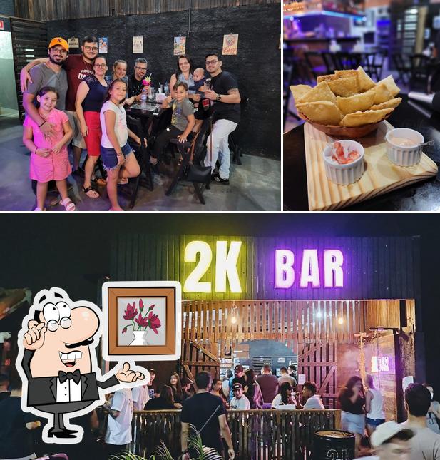 Entre diferentes coisas, interior e comida podem ser encontrados no 2K BAR