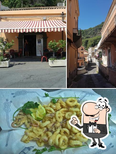 Questa è la foto che mostra la interni e cibo di Trattoria la Timpa