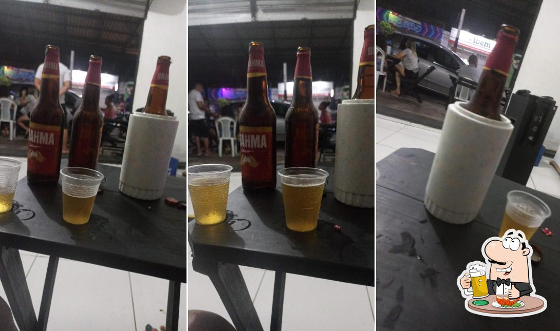 Desfute um copo de cerveja leve ou escura