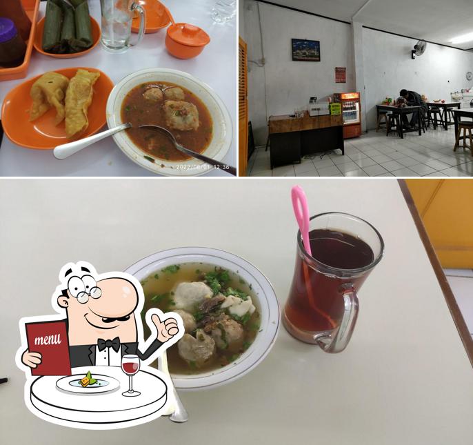 Это фотография, где изображены еда и внутреннее оформление в Bakso Malang Bromo