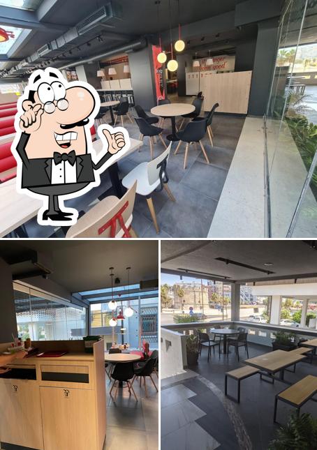 Installez-vous à l'une des tables de KFC Durres