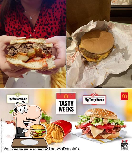 Закажите гамбургеры в "McDonald's Salzburg"