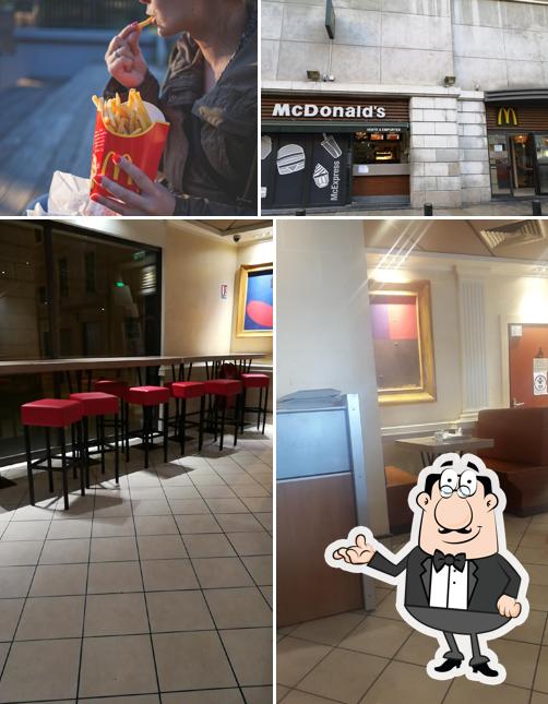 Installez-vous à l'une des tables de McDonald's