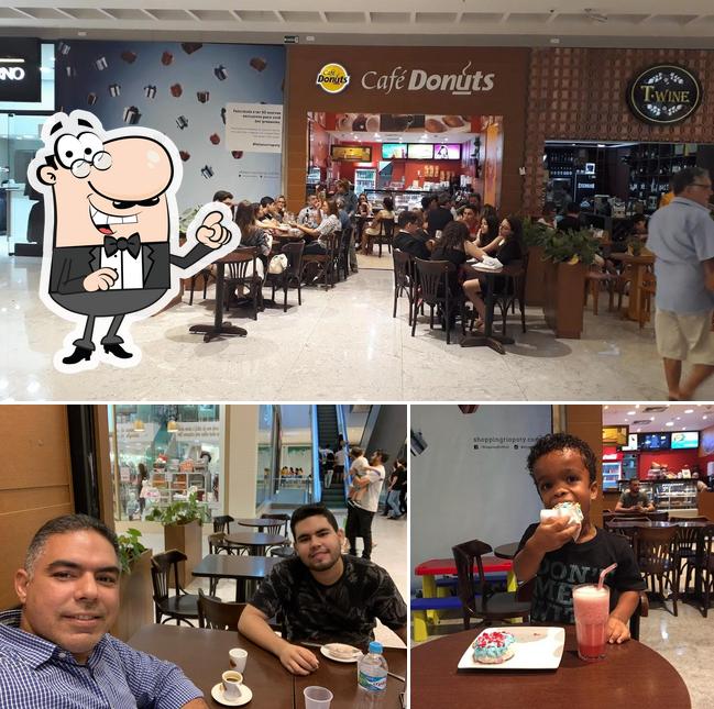 O interior do CAFÉ DONUTS