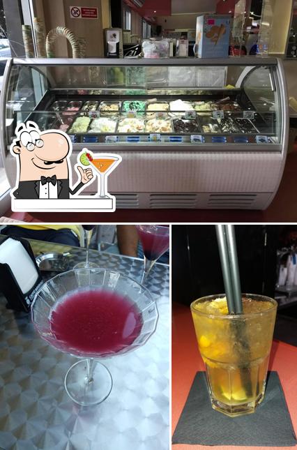 Tra le diverse cose da Le Plaisir Lounge Bar si possono trovare la bevanda e cibo