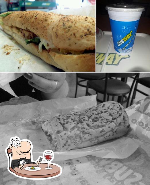 Confira a foto apresentando comida e bebida no Subway