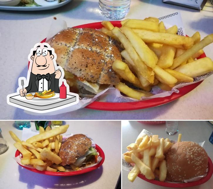 Dégustez des frites à Arizona Diner