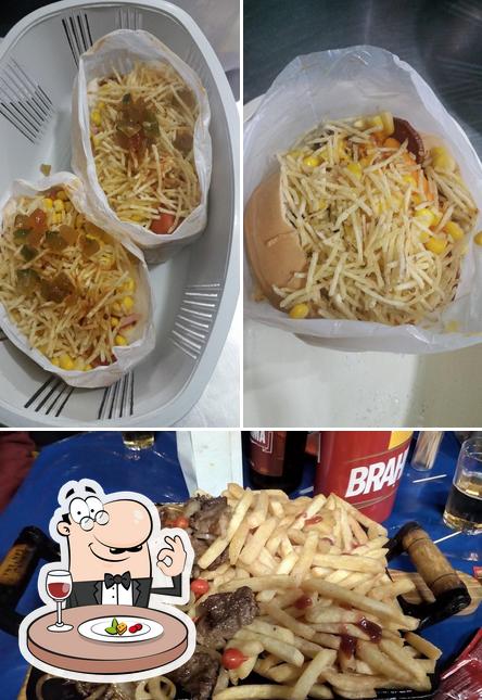 Comida em "PAULISTA LANCHES" Telle Pizza , Sanduiche, espaguete, omelete, calzone e batata recheada