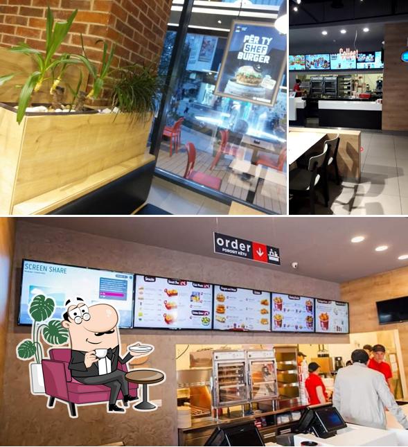 L'intérieur de KFC Mitrovicë