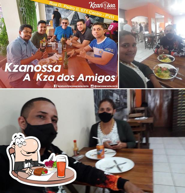 Confira a foto ilustrando mesa de jantar e interior no Kzanossa Restaurante