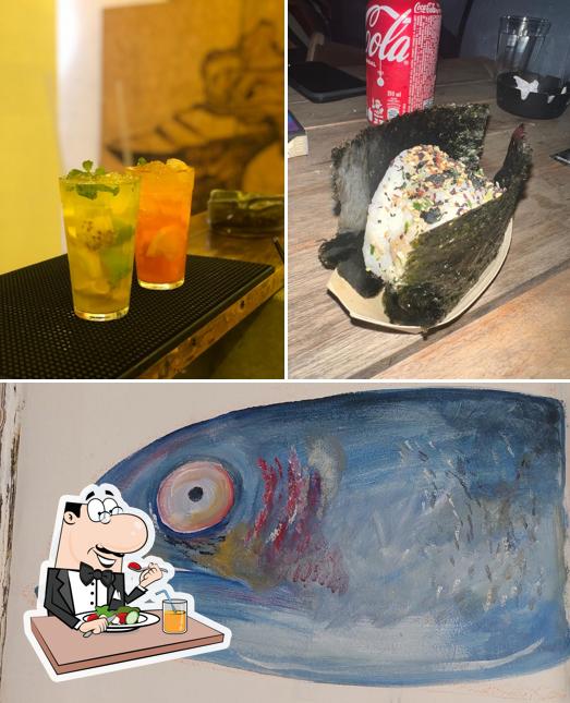 Dê uma olhada a imagem apresentando comida e álcool no Casa Abe