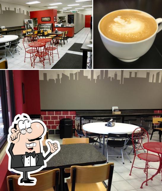 Underground Cupcakes & Cafe se distingue por su interior y bebida