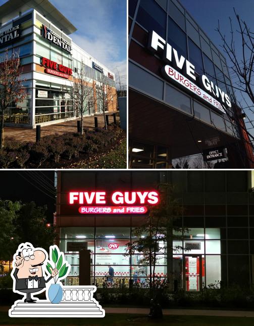 Jetez un coup d’œil à quoi ressemble Five Guys à l'extérieur