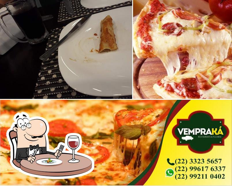 Comida em Pizzaria Vempraka