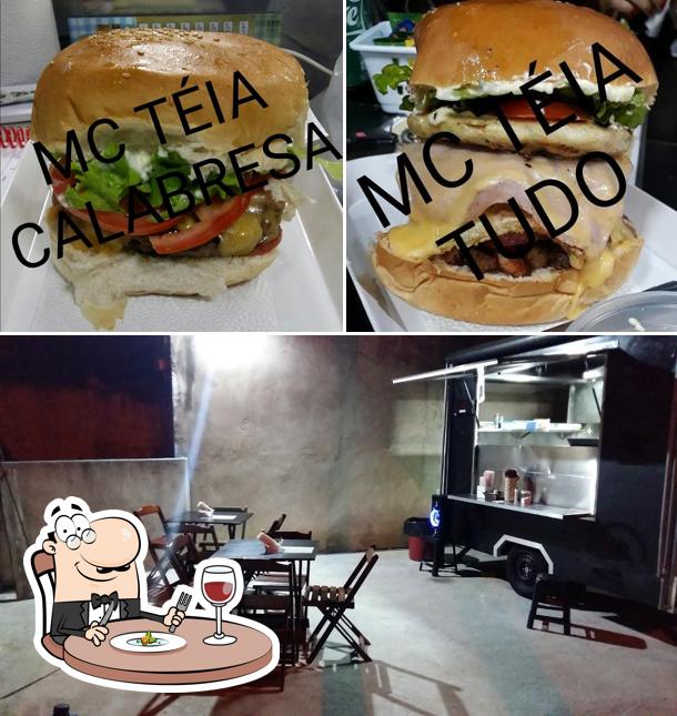 O MC TÉIA BURGER'S se destaca pelo comida e interior