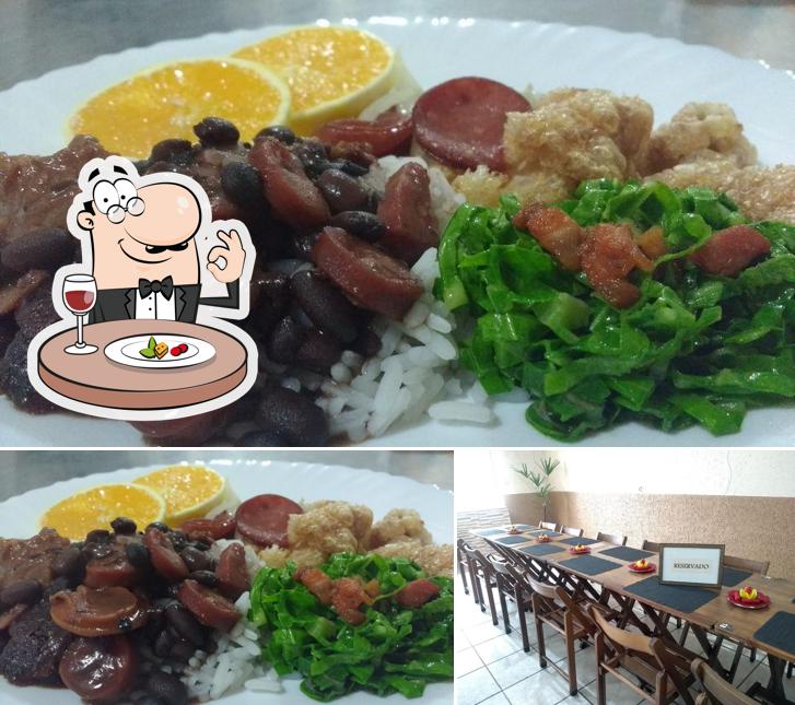 Confira a imagem mostrando comida e mesa de jantar no Restaurante Dos Gordinhos