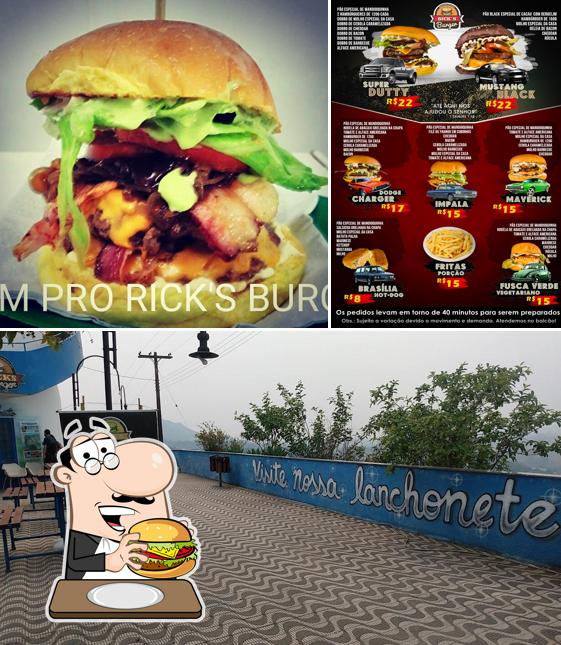 Delicie-se com um hambúrguer no Rick's Burger - Águas de Lindóia