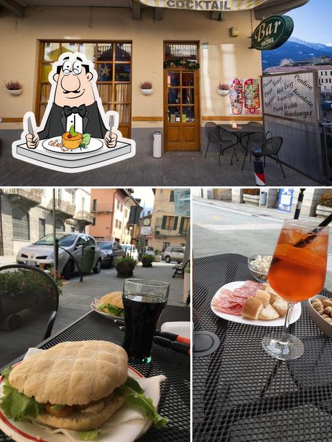 Dai un’occhiata alla foto che presenta la cibo e interni di Bar Cocktail