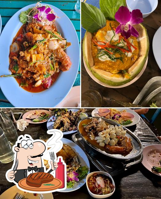 Попробуйте блюда из мяса в "Wang Macha Restaurant 呵叻水上餐厅"