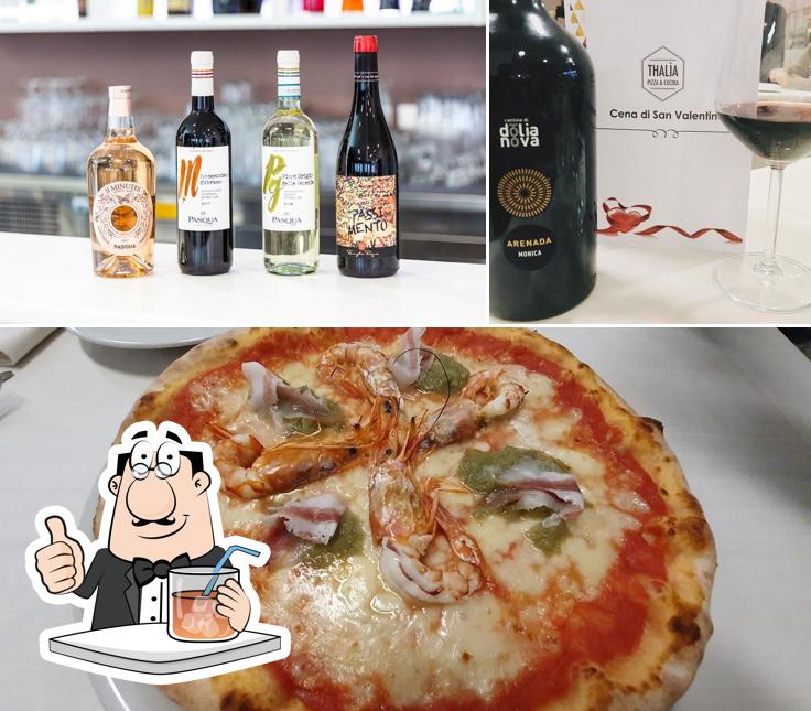 Это фотография, где изображены напитки и пицца в Thalìa Pizza & Cucina