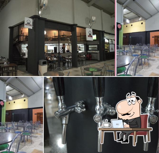 O interior do Pizzaria Notinis