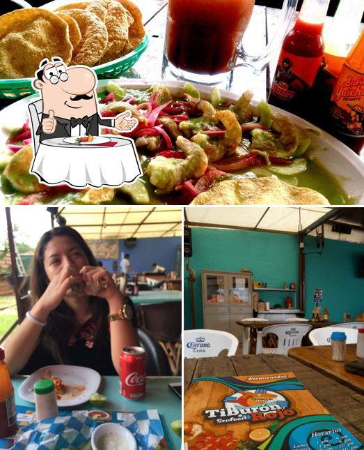 Взгляните на этот снимок, где видны столики и еда в El Beef de Tiburón