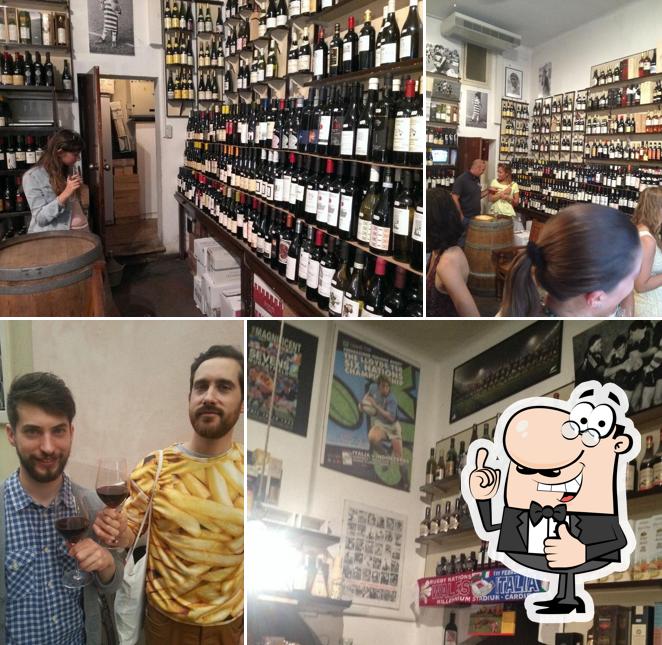 Voir cette photo de Wine bar and shop