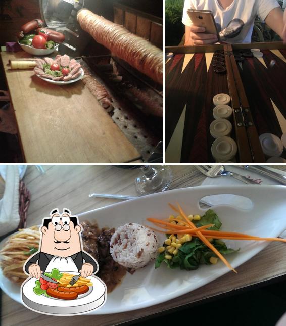 Observa las fotos donde puedes ver comida y interior en Cafe Villa