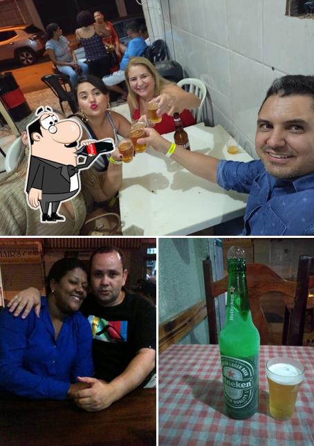 Esta é a foto apresentando bebida e balcão de bar no Bar Do Meio