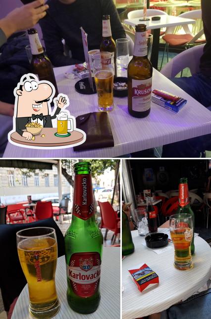 Puoi ordinare un rinfrescante bicchiere di birra chiara o scura