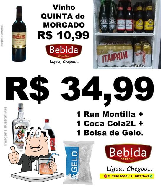 Tome uma bebida do menu