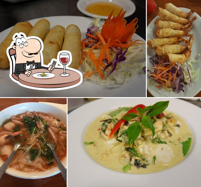 Еда в "Mama Surang Thai Kitchen"
