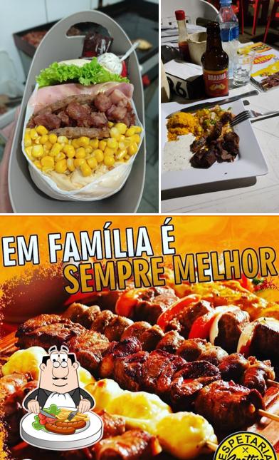 A imagem da comida e cerveja no Espetinho do Evando