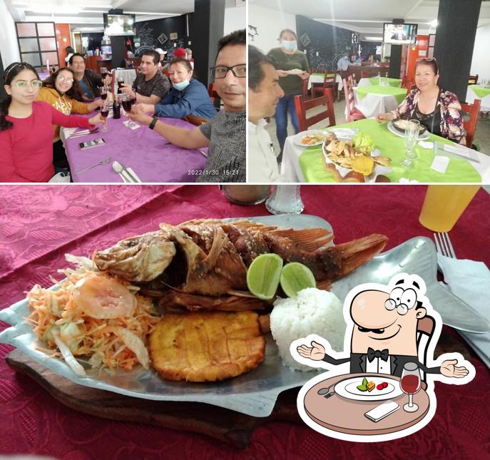 The picture of dining table and food at Restaurante El Barco Pescadería