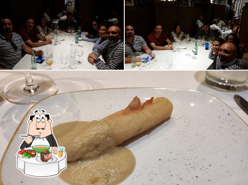 Посмотрите на эту фотографию, где видны столики и еда в Restaurante María