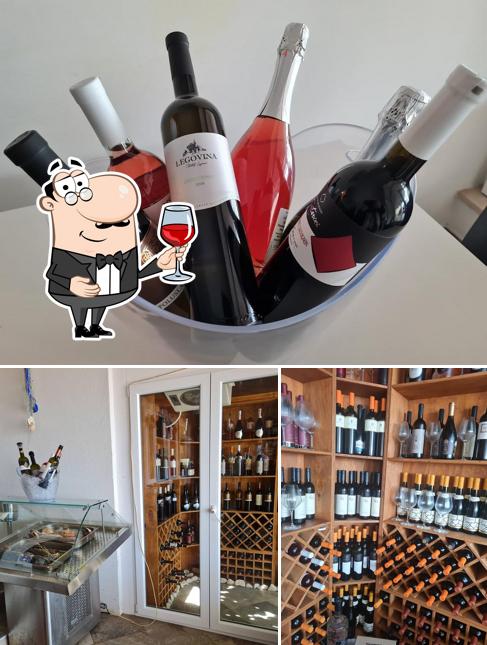 È gradevole prendersi un bicchiere di vino a St. Andrea Restaurant