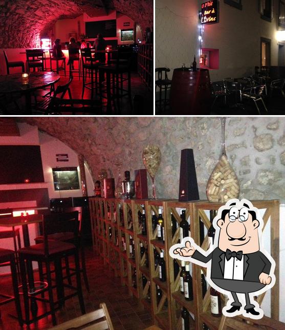 Dai un'occhiata agli interni di O P'tit Bar à Vins