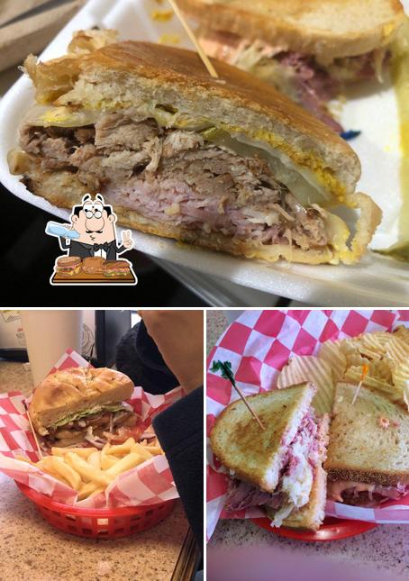 David's New York Deli sirve sándwiches y distintas opciones para comer