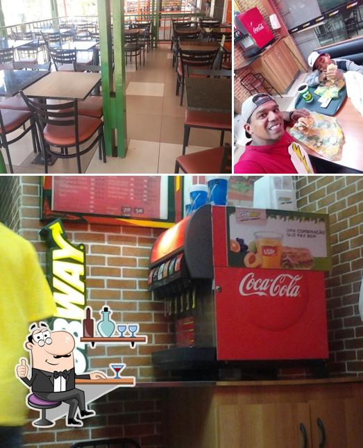 Esta é a foto mostrando interior e mesa de jantar no Subway