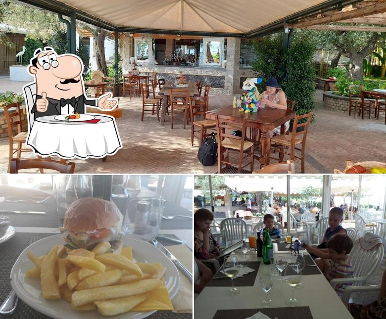 Voici l’image représentant la table à manger et burger sur Paradise Beach Club