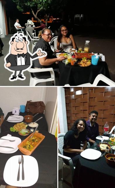 A imagem da interior e mesa de jantar no Cantinho da Sol