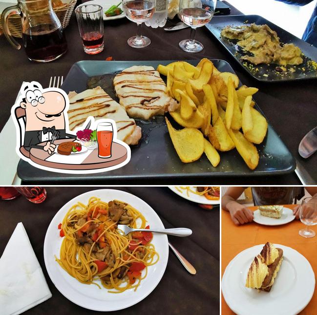 La tavolo da pranzo e cibo del ristorante