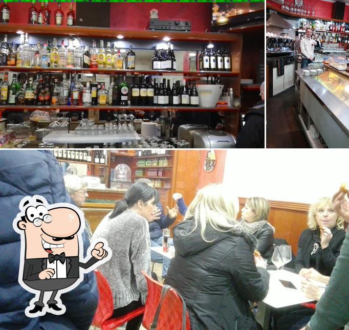 Tra le varie cose da Bar Portico si possono trovare la interni e bancone da bar