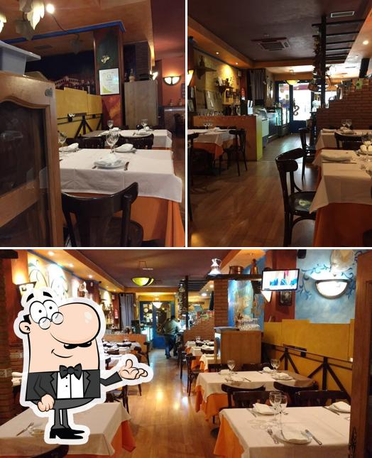 Посмотрите на внутренний интерьер "Restaurante A'Tarantella"