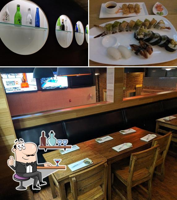 Взгляните на это изображение, где видны внутреннее оформление и напитки в Japonee Restaurant