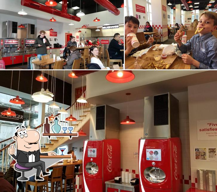 Découvrez l'intérieur de Five Guys Antwerp