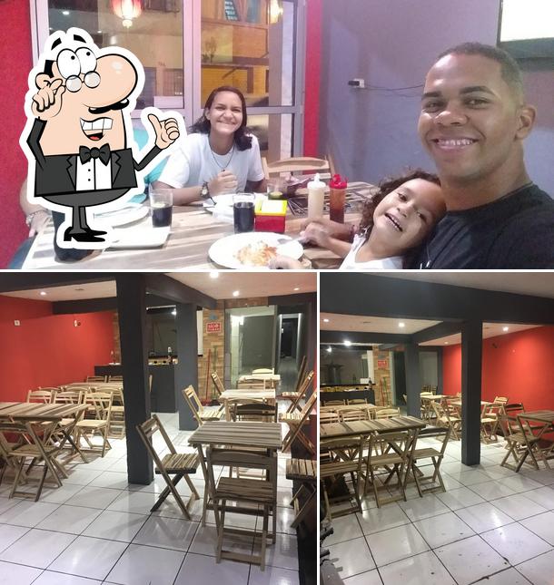 O interior do Lá pizzaria e culinária chinesa