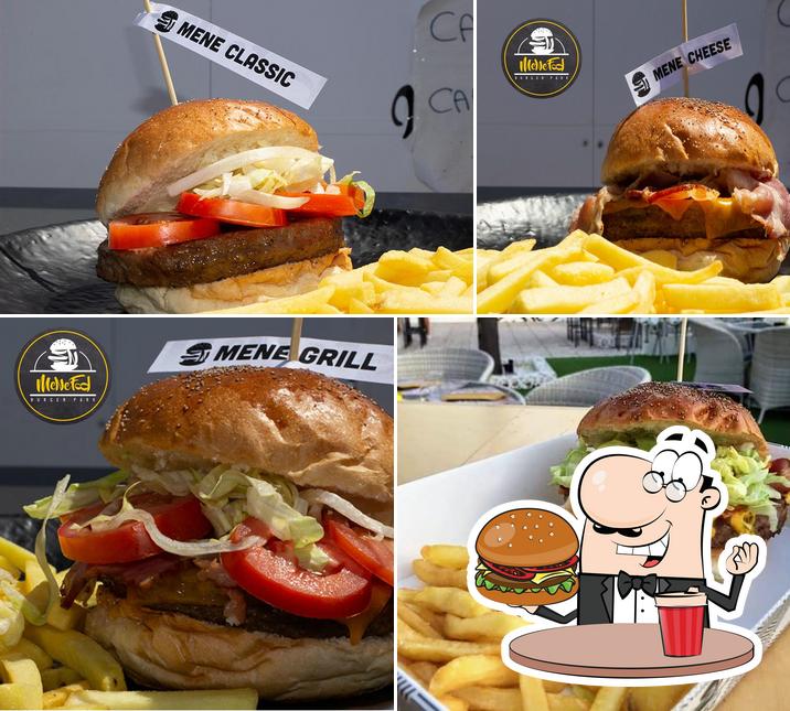 Prenditi un hamburger a MeNeFod Burgerpark