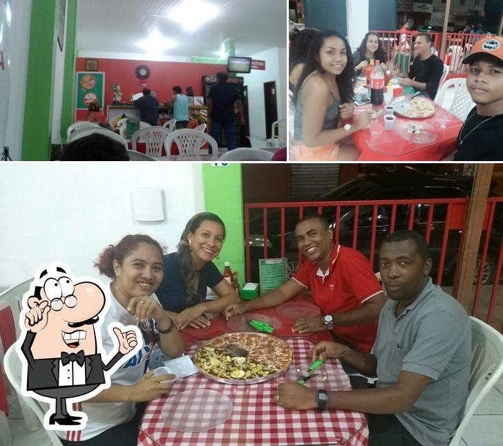 Sente em uma das mesas no Pizzaria Pimenta Doce