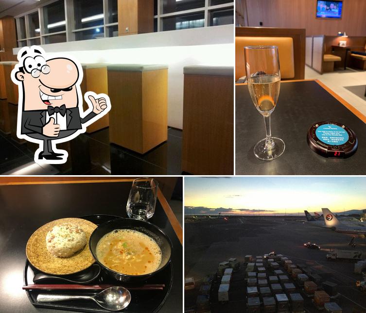 Это фото "Cathay Pacific First and Business Class Lounge"